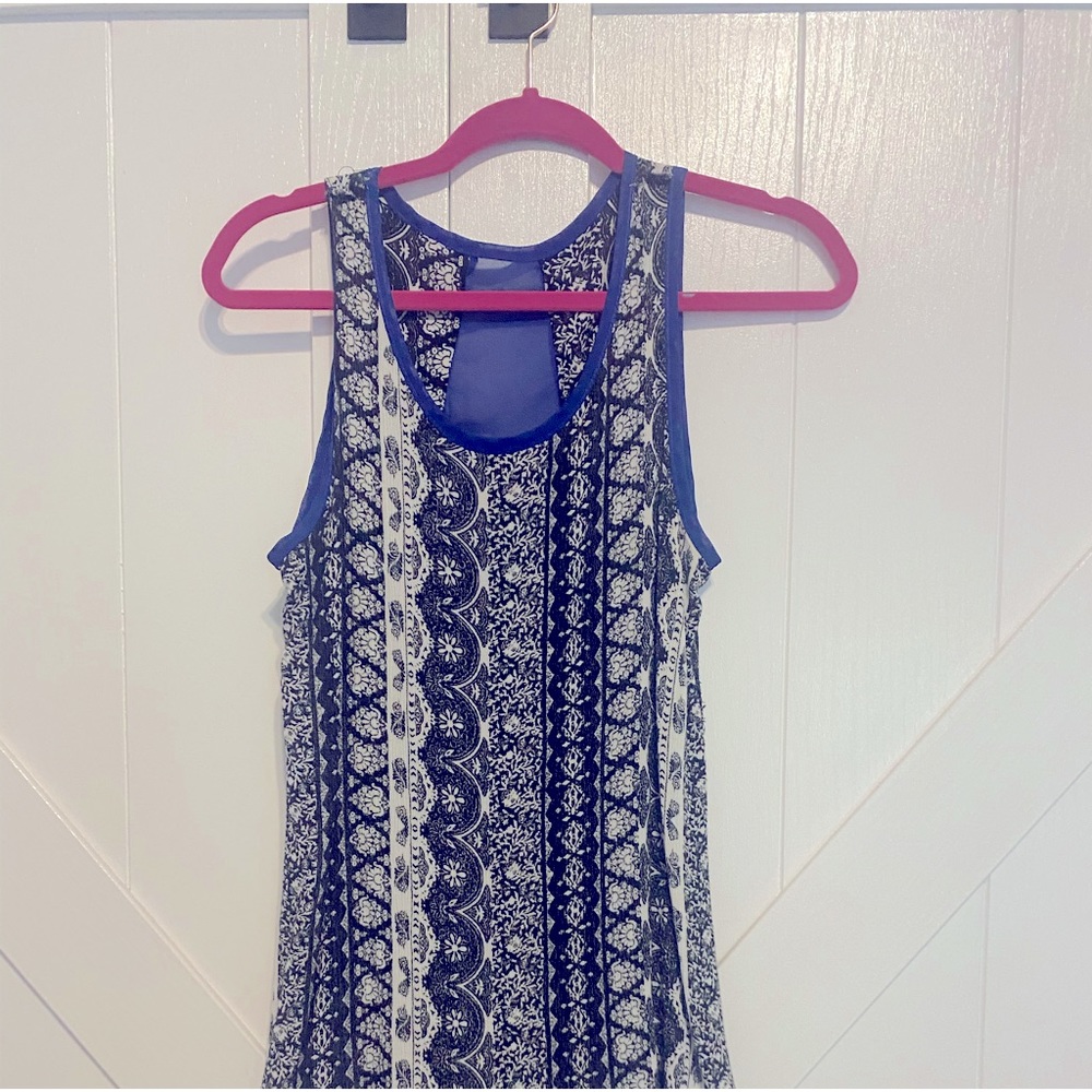 Adorable tank top! 🌸💙